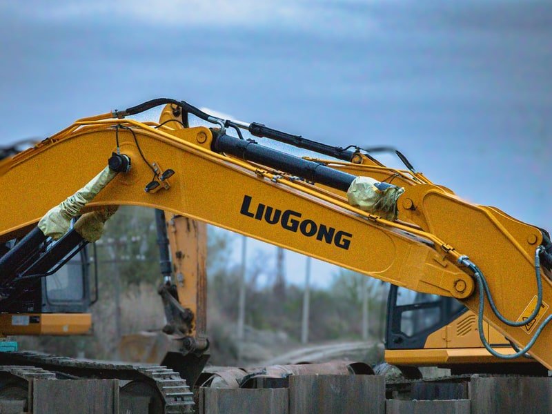 1.5 Ton Mini Excavator: QS-15 Specs and Uses - mini digger working on site