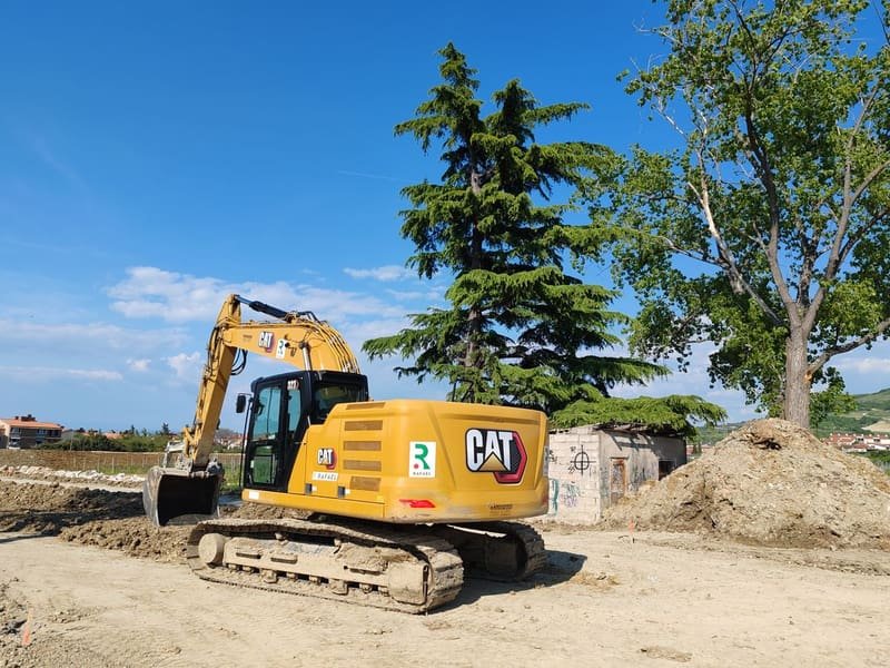 1 Ton Mini Excavator: QS-10 Buying Guide - compact excavator at a construction site