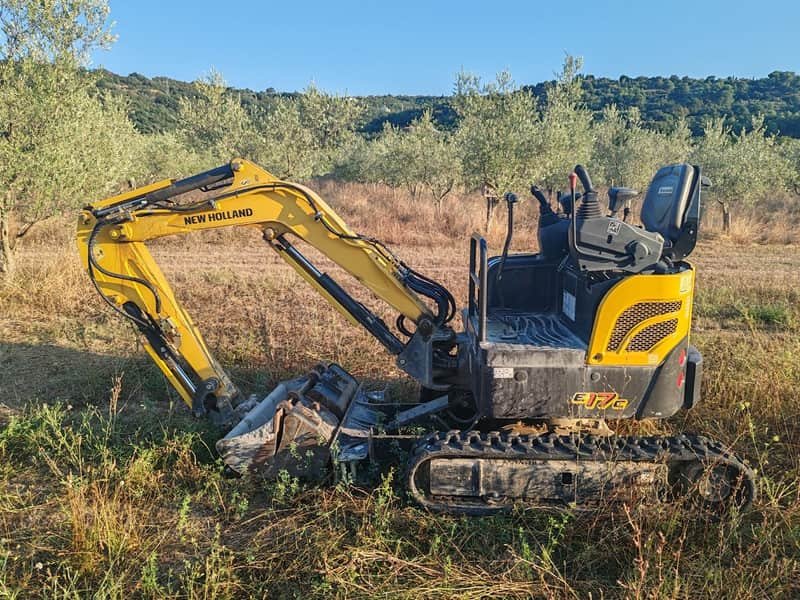 Mini Digger: QS-12 and QS-15 Comparison - mini digger working on site