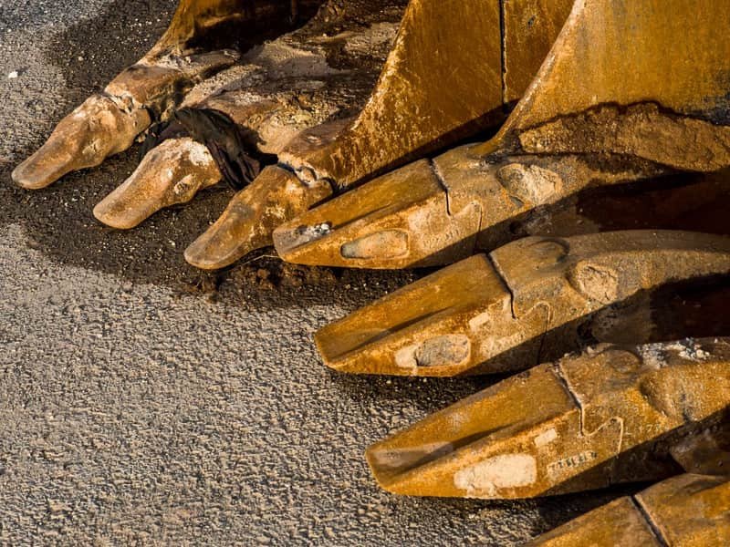 Mini Excavator Tracks: Rubber vs Steel - excavator maintenance and undercarriage inspection